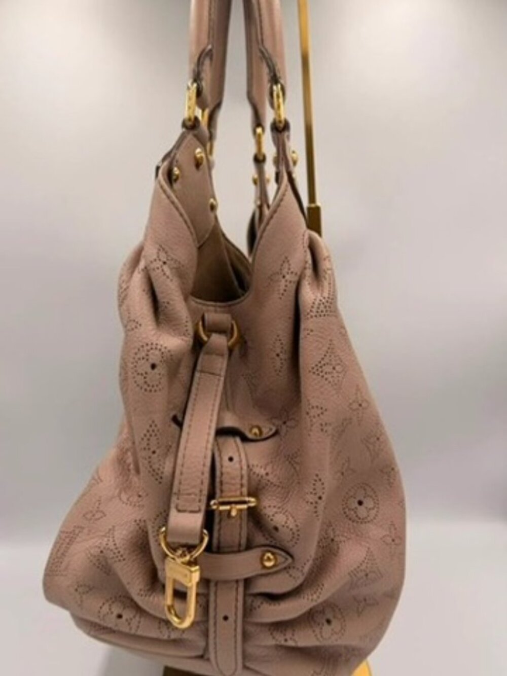 Louis Vuitton Mahina XL Hobo Blush Pink Leather Shoulder Bag - Picture 7 of 11